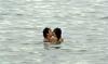 Aquí una pareja en el lago Ypacarai en San Bernardino, algunos viajan a este lugar para bañarse y besarse en este día en Asunción, Paraguay, es ya casi una tradición.