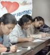 Aquí estudiantes participan en una competencia de redacción de cartas de amor en el Tri Chandra College de Kathmandu, Nepal, para celebrar.