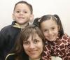 Lourdes Dorantes de Babún con sus hijos Astrid y Zahir, en reciente convivio.