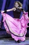 La Chica Dorada abandonó Chile indignada por las ácidas críticas, no sólo de la prensa local, sino también de conocidos cantantes y fonoaudiólogos chilenos por su presentación en el Festival Internacional de la canción de Viña del Mar.