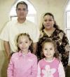 Jéssica y Jaqueline Juárez Herreracumplieron siete y cinco años de vida, aquí junto a sus papás Ezequiel  Juárez y Norme Herrera .