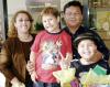 Roberto Neftaly Mendoza Tallabas acompañado por su familia el día que festejó su cumpleaños.