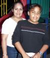 04 de marzo de 2005

Carlos Mauricio Chavarría junto a su mamá Rosario González de Chavarría, en el festejo que le organizó con motivo de su cumpleaños.