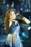 ¿Y qué si el palenque apenas lució a la mitad de su capacidad? ¿Y qué si el sonido no estuvo perfecto? ¿Y qué si el concierto empezó casi con 50 minutos de retraso? Nada de eso fue impedimento para que las aproximadamente tres mil 800 personas que anoche acudieron al palenque de la Expo Gómez gritaran, lloraran y se “soltaran el pelo” con Gloria Trevi.