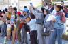 Poco a poco las calles se vistieron de color y alegría, ya que el ruido de las sirenas atrajo a miles de personas, quienes se congregaron a lo largo de la ruta, principalmente en puntos como el Bulevar Alemán, el Parque Victoria y la Plaza de Lerdo, el vado del Río Nazas a la entrada de Torreón, la colonia Los Ángeles y San Isidro, el Bulevar Independencia, la calle Múzquiz, Avenida Juárez, en algunos puntos de las colonias Torreón Jardín y Campestre, Paseo de la Rosita y ya en dirección al Bosque Venustiano Carranza, la Avenida Juárez y las calles que circundan al citado paseo público, donde el apoyo se hizo manifiesto en mayor medida.