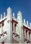 La fachada o frontis tiene un aspecto austero y sobrio, con un cielo de conjunto gótico y bizantino estilizado.