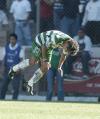 El primer tiempo fue típico de los michoacanos, con juego semilento en la salida y equilibrados en zona defensiva, y por las bandas y mediocampo esperaban capitalizar los errores del rival o contragolpear en el momento oportuno.

Los albiverdes no encontraban la fórmula para hacer daño, donde pesó claramente la ausencia del lesionado Hugo “Misionero” Castillo, incluso llegaban a desesperarse y fallaban pases sencillos a sus compañeros. El preparador físico de los Guerreros, Guillermo Hernández, fue expulsado por el nazareno Gabriel Gómez, al protestar airadamente sus decisiones.
