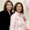 Iliana Nájera de Sandoval recibió múltiples felicitaciones en la fiesta de retalos que le organizó Graciela Álvarez de Nájera por el próximo nacimiento de su bebé