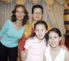 17 de marzo 2005

Stephanie López Muñoz  acompañada con su abuelita, su mamá y sus hermanas.