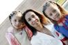Melissa y Andrea Gavela Medina, junto a su mamá Diana Medina.