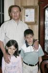 Las pequeñas Alejandra y Estefanía Bautista Rivera con sus papás
