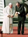 Cuando el papa Juan Pablo II pisó por primera vez tierra latinoamericana y se hincó para besar el suelo se produjo un pequeño milagro. Una corriente eléctrica sacudió a los fieles e hizo vibrar a los curiosos. 'Amor a primera vista', susurró un espectador. Era el carisma, ese don indefinible que tienen los elegidos y que los torna centro de la atención dondequiera que vayan. 

Aquí el aún presidente cubano Fidel Castro recibió al Papa el 25 de enero de 1998 en la isla caribeña.