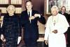 Juan Pablo II fue el papa 'latinoamericano' por excelencia debido a la especial predilección que prestó al continente que alberga casi la mitad de los mil millones de católicos en el mundo. 
Aquí durante su visita a Argentina en abril de 1987.