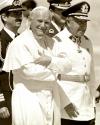 No acallado el regocijo que le causó el desplome del comunismo, el papa Juan Pablo II se apresuró a advertir que la libertad no exime de responsabilidades. 

Aquí el ex presidente de EU Ronald Reagan y su esposa, la señora Nancy Reagan visitaron en el Vaticano al jerarca de la iglesia católica.