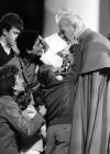 Ese parece ser el camino elegido por Juan Pablo II: estar en contacto con el mundo. Ningún otro Papa se ha encontrado con tantas personas: en cifras, más de 17 millones 600 mil 100 peregrinos participaron en las más demil 160 Audiencias Generales. Ese número no incluye las otras audiencias especiales y las ceremonias religiosas [más de ocho millones de peregrinos durante el Gran Jubileo del año 2000 y los millones de fieles que el Papa encontró durante las visitas pastorales efectuadas en Italia y en el resto del mundo. 

Aquí en 1987 el Papa sonríe al entonces presidente de Argentina Raúl Alfonsín y su hijo en la catedral de Buenos Aires Aires.