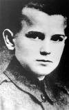 Hijo de un obrero y oficial del Ejército polaco, Karol Wojtyla terminó en 1938 sus estudios de bachillerato y se matriculó en la Facultad de Filología Polaca de la Universidad Jagellonica de Cracovia. Pero se vio obligado a suspender sus estudios cuando el primero de septiembre de 1939 los nazis ocuparon Polonia.