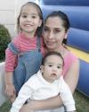 Lorena de Braña con sus nenes, Jimena y Carlos, en reciente festejo.