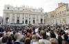 Los restos mortales de Juan Pablo II han sido trasladados a la Basílica de San Pedro del Vaticano en una procesión en la que han participado los cardenales da la Curia, encabezados por el camarlengo, el español Eduardo Martínez Somalo.