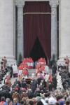 Caminaron lentamente por los salones engalanados por frescos mientras cantaba un coro, pasando una por una la Scala Nobile, la Prima Loggia, la Sala Ducale, la Sala Regia. 

Al trasponer la Puerta de Bronce, la procesión atravesó la plaza en dirección a la basílica en medio de los aplausos del público, un signo de respeto entre los italianos.