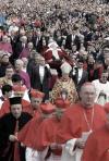 Las campanas de San Pedro tocaron a duelo, mientras los religiosos que acompañaron al Papa entonaban una letanía.
