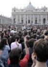 Las campanas de San Pedro tocaron a duelo, mientras los religiosos que acompañaron al Papa entonaban una letanía.