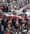 También pudieron contemplar el solemne traslado las decenas de miles de personas que esperan en los aledaños de San Pedro a que se formen las filas para poder entrar en la Basílica a dar su último adiós al Pontífice.