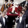En la primera Logia esperaban a la comitiva un grupo de fieles, monjas y personal de la Santa Sede, recogidos en oración.
