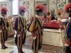 Los restos mortales de Juan Pablo II han sido trasladados a la Basílica de San Pedro del Vaticano en una procesión en la que han participado los cardenales da la Curia, encabezados por el camarlengo, el español Eduardo Martínez Somalo.