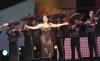 El concierto siguió luego con Alejandra Guzmán que a ritmo de rock cantó una versión de Bidi Bidi Bom Bom, uno de los múltiples éxitos de la desaparecida “Reina del Tex-Mex”.