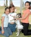 06 de abril 
Zyanya Montes, Cristina González y Karla González, con su perrita french poodle vestida de bailarina