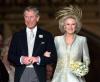 Tras casarse por lo civil con el príncipe Carlos, Camilla Parker Bowles apareció hoy, por primera vez, junto a la reina Isabel II de Inglaterra en una foto oficial, después de años de relación tirante entre ambas.