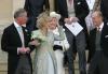 Tras casarse por lo civil con el príncipe Carlos, Camilla Parker Bowles apareció hoy, por primera vez, junto a la reina Isabel II de Inglaterra en una foto oficial, después de años de relación tirante entre ambas.