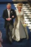 El príncipe Carlos y su esposa, la duquesa de Cornualles, recibieron  la bendición del arzobispo de Canterbury, Rowan Williams, en un oficio religioso sencillo y emotivo en la capilla de San Jorge del castillo de Windsor.