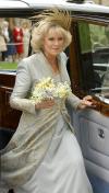 Para el servicio religioso, al que asistió la Reina, Camilla cambió de atuendo y se puso un vestido largo de seda en color azul grisáceo, con adornos bordados con hilo de oro y un tocado en los mismos tonos.