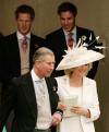 '¡Viva Carlos!', '¡Camilla! o 'Vivan los novios' fueron algunos de los gritos de la gente nada más salir Carlos y Camilla como marido y mujer y saludar discretamente antes de subir otra vez al Rolls-Royce para regresar al castillo de Windsor.
