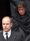 El príncipe Albert de Mónaco, (centro)seguido por los hijos de su su hermana Carolina de Mónaco, Pierre Casiraghi, (der), y su hermano Andrea (izq).