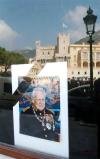 Previamente, seis miembros del Palacio habían trasladado el cuerpo desde la capilla palatina, donde estuvo expuesto en los últimos días, al patio de honor, donde recibió el silencioso homenaje de todo el personal palaciego con rosas blancas y rojas, los colores de Mónaco.