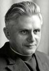 Ordenado sacerdote el 29 de junio de 1951, Ratzinger continuó sus estudios y más tarde comenzó a ejercer la docencia en el seminario de Freising (1957).