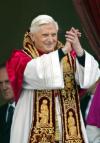 Benedicto XVI nació Joseph Ratzinger en Marktl am Inn, diócesis de Passau, en Baviera, Alemania, el 16 de abril de 1927, hijo de un comisario de gendarmería que provenía de una familia de agricultores.