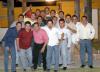 Víctor Hugo Márquez rodeado de un grupo de amigos, asistieron a su fiesta de cumpleaños
