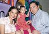 19 de abril 

Sofía Gutérrez junto a sus papás, la Sra. Lorena y Fernando, en la fiesta que le organizaron a su hija.