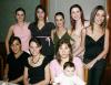 Lore Chávez con un grupo de amigos, que la acompañaron en su primera fiesta prenatal.