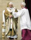 El Papa Benedicto XVI recibió  el palio y el anillo del pescador, símbolos del Pontificado, durante la solemne misa de su investidura, en la que reconoció ser un “débil siervo de Dios” ante una “tarea inaudita”.