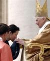 El Papa Benedicto XVI recorrió  en un vehículo abierto la plaza de San Pedro, tras la ceremonia de inicio de Pontificado y luego recibió a las delegaciones oficiales de 141 países al interior de la basílica vaticana.