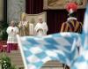 El palio le fue entregado por el protodiácono, cardenal Jorge Medina Estévez, y el anillo por el decano del colegio cardenalicio, Ángelo Sodano.