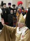 Antes de pronunciar la homilía, Benedicto XVI recibió los símbolos de asunción del ministerio “petrino”: el palio o estola de lana con cinco cruces rojas bordadas, y el anillo del pescador.