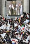 “¡No tengan miedo de Cristo! Él no quita nada y lo da todo. Quien se da a Él, recibe el ciento por uno. Sí, abrid de par en par las puertas a Cristo, y encontrarán la verdadera vida”, dijo Benedicto XVI al final de su homilía, citando las palabras pronunciadas por su predecesor Juan Pablo II en la misa del inicio de su Pontificado en 1978.