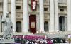 El Papa Benedicto XVI recibió  el palio y el anillo del pescador, símbolos del Pontificado, durante la solemne misa de su investidura, en la que reconoció ser un “débil siervo de Dios” ante una “tarea inaudita”.