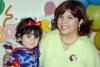 25 de abril 

Carla Monserrat Solís Sotomayor en compañía de su mamá, el día de su fiesta de cumpleaños.