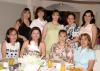 Karem Hernández de Soto con sus amigas en su fiesta de canastilla en días pasados.